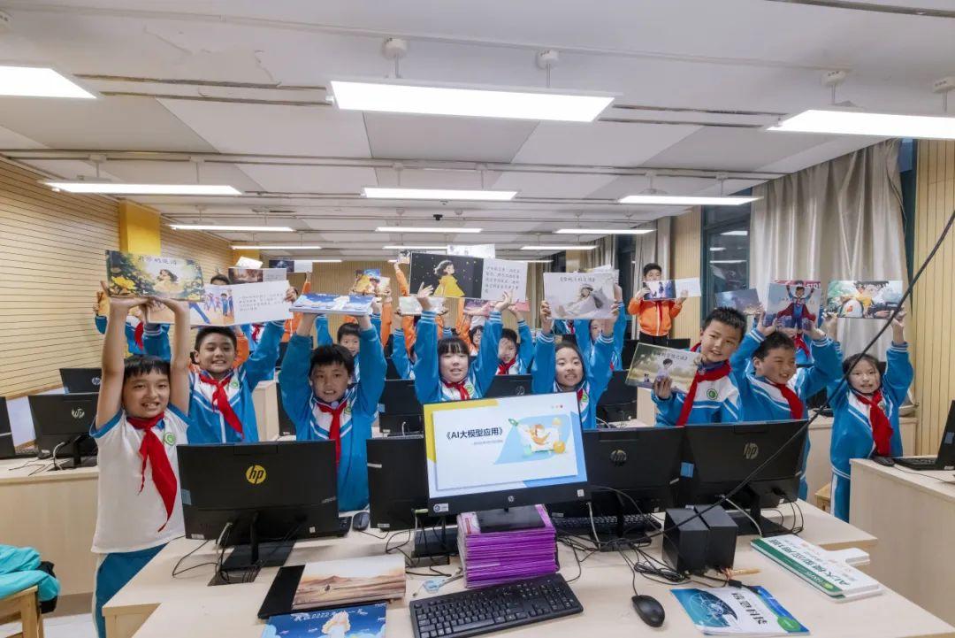 近万件学生作品展出 好多AI首发体系化AIGC课程产品-中国新闻网-浙江新闻