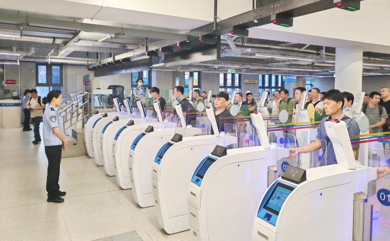 皇崗邊檢站保障香港醫(yī)院重建項(xiàng)目跨境建設(shè)團(tuán)隊(duì)高效通關(guān)